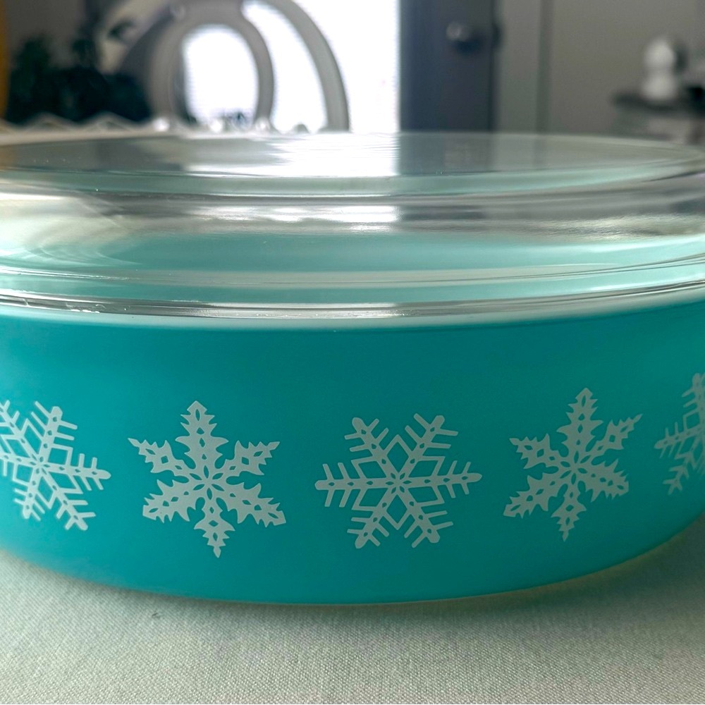 Vintage Pyrex Glass Storage Bowl Winter Snowflake w/lid white 2 1/2 Qts.